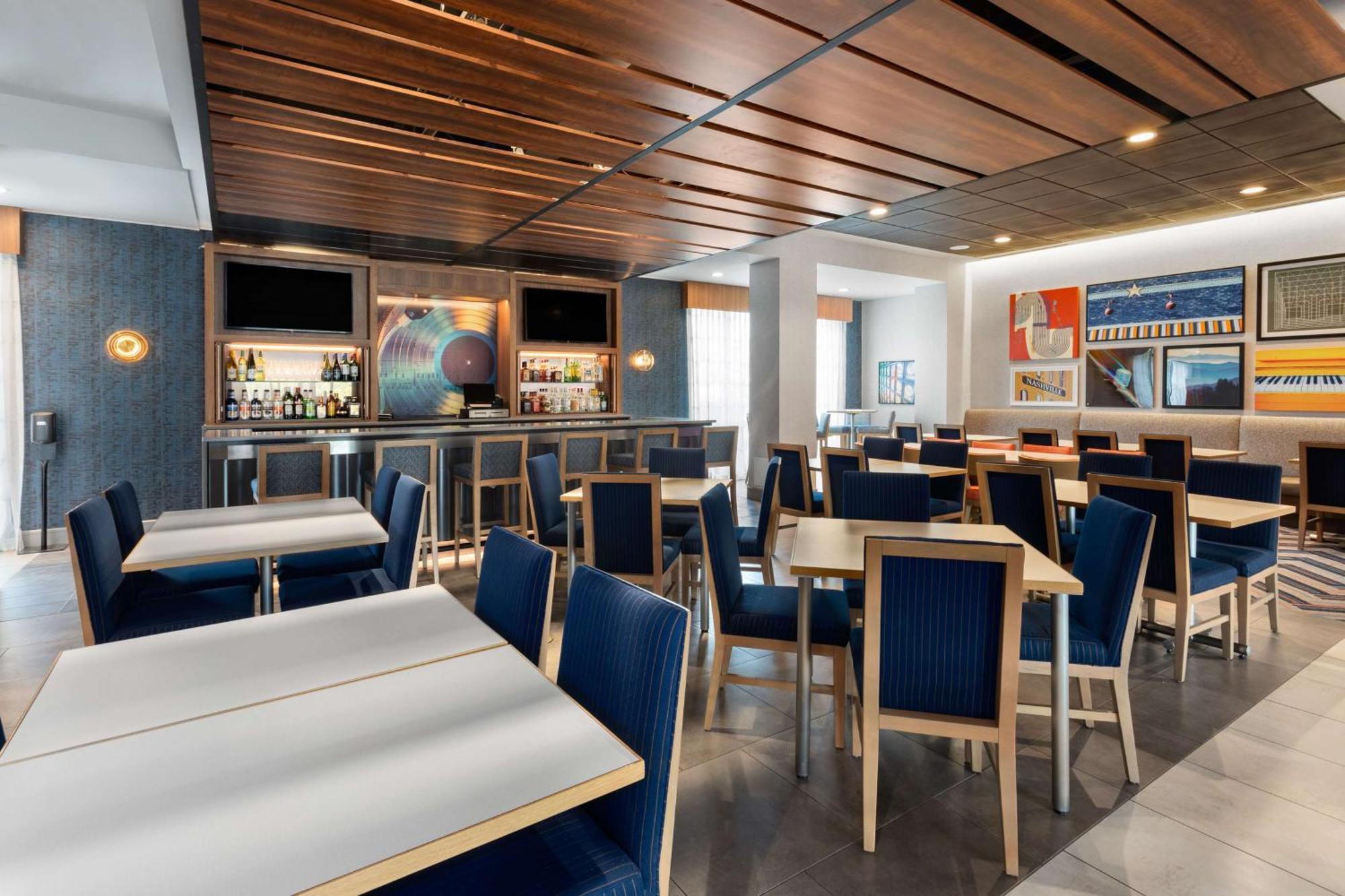 Hampton Inn By Hilton Nashville Airport Century Place Bagian luar foto