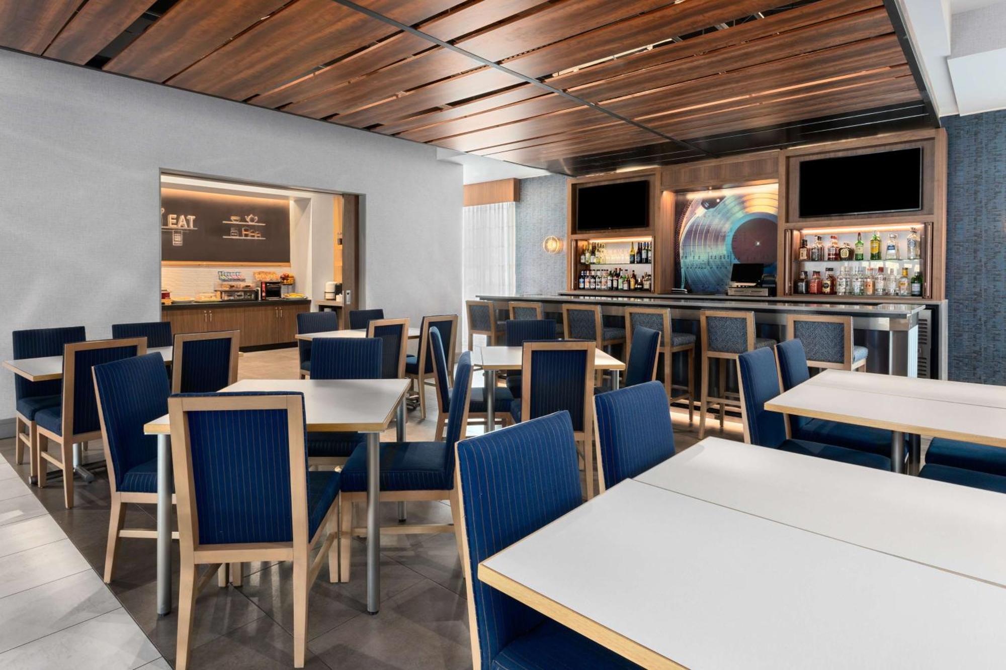 Hampton Inn By Hilton Nashville Airport Century Place Bagian luar foto