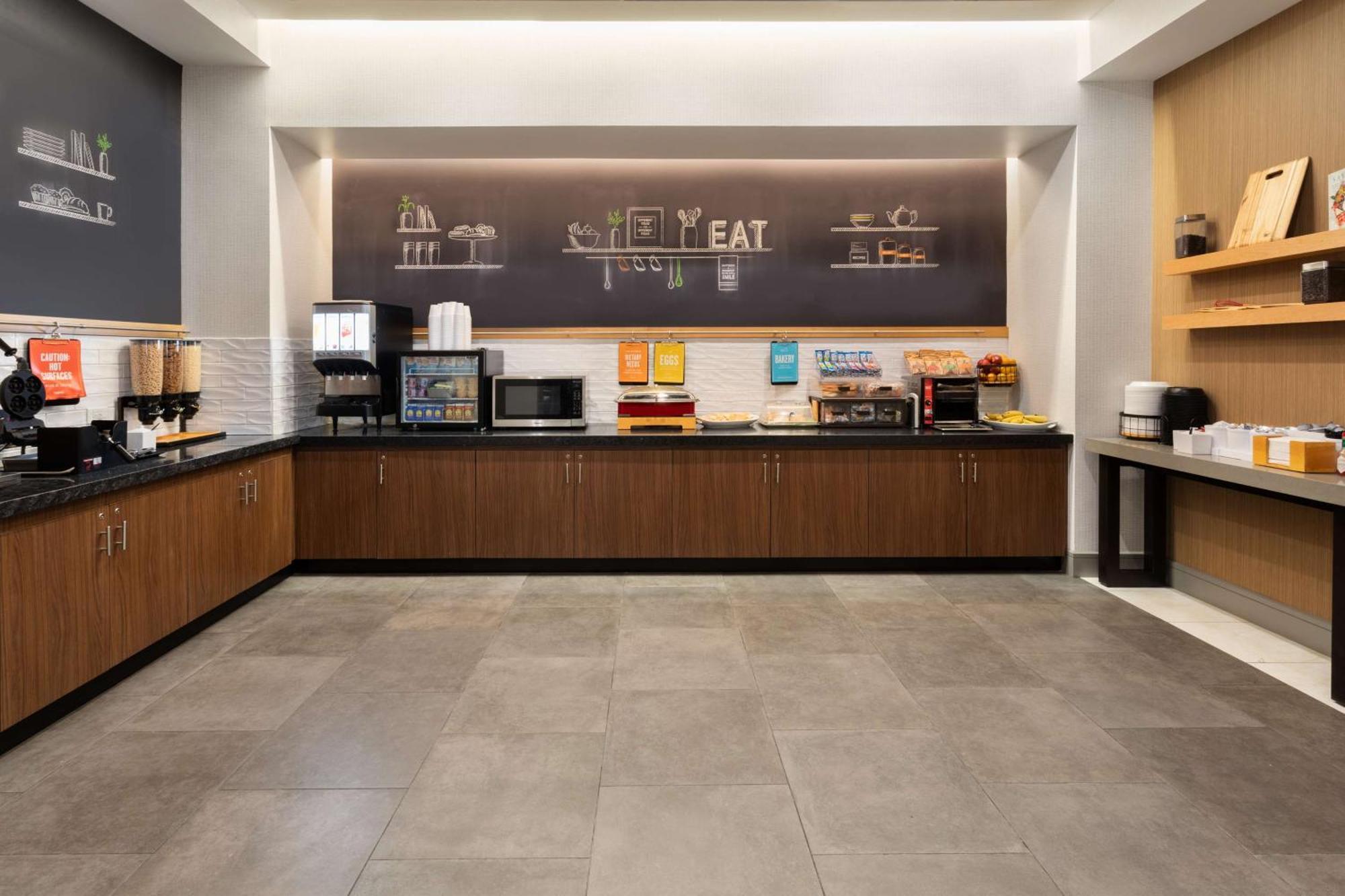 Hampton Inn By Hilton Nashville Airport Century Place Bagian luar foto