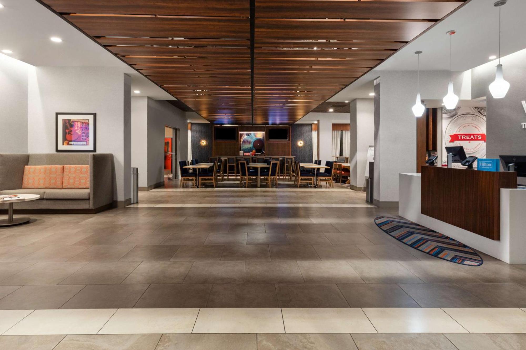 Hampton Inn By Hilton Nashville Airport Century Place Bagian luar foto