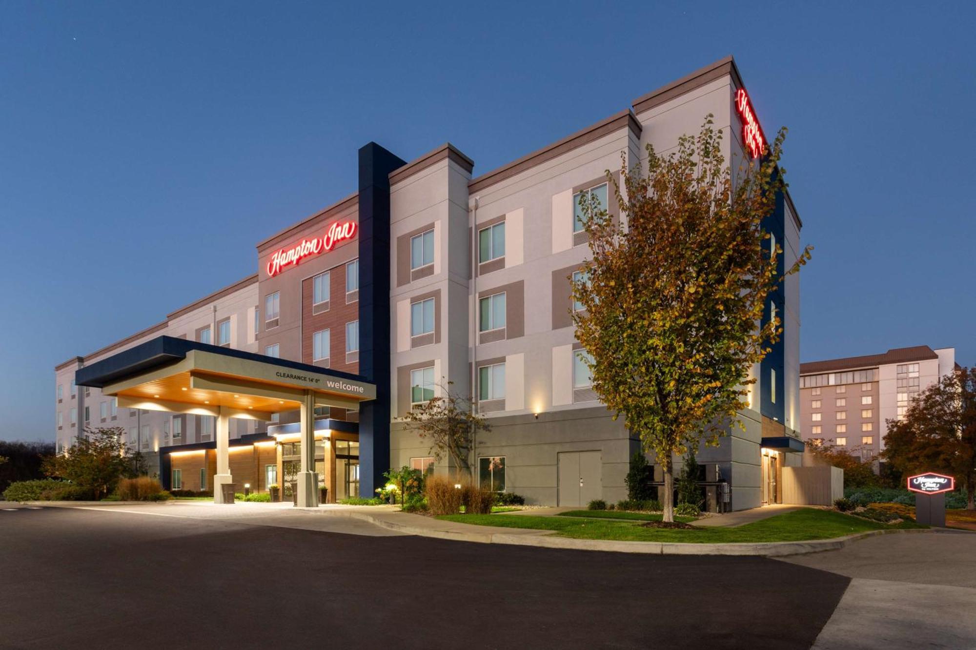 Hampton Inn By Hilton Nashville Airport Century Place Bagian luar foto