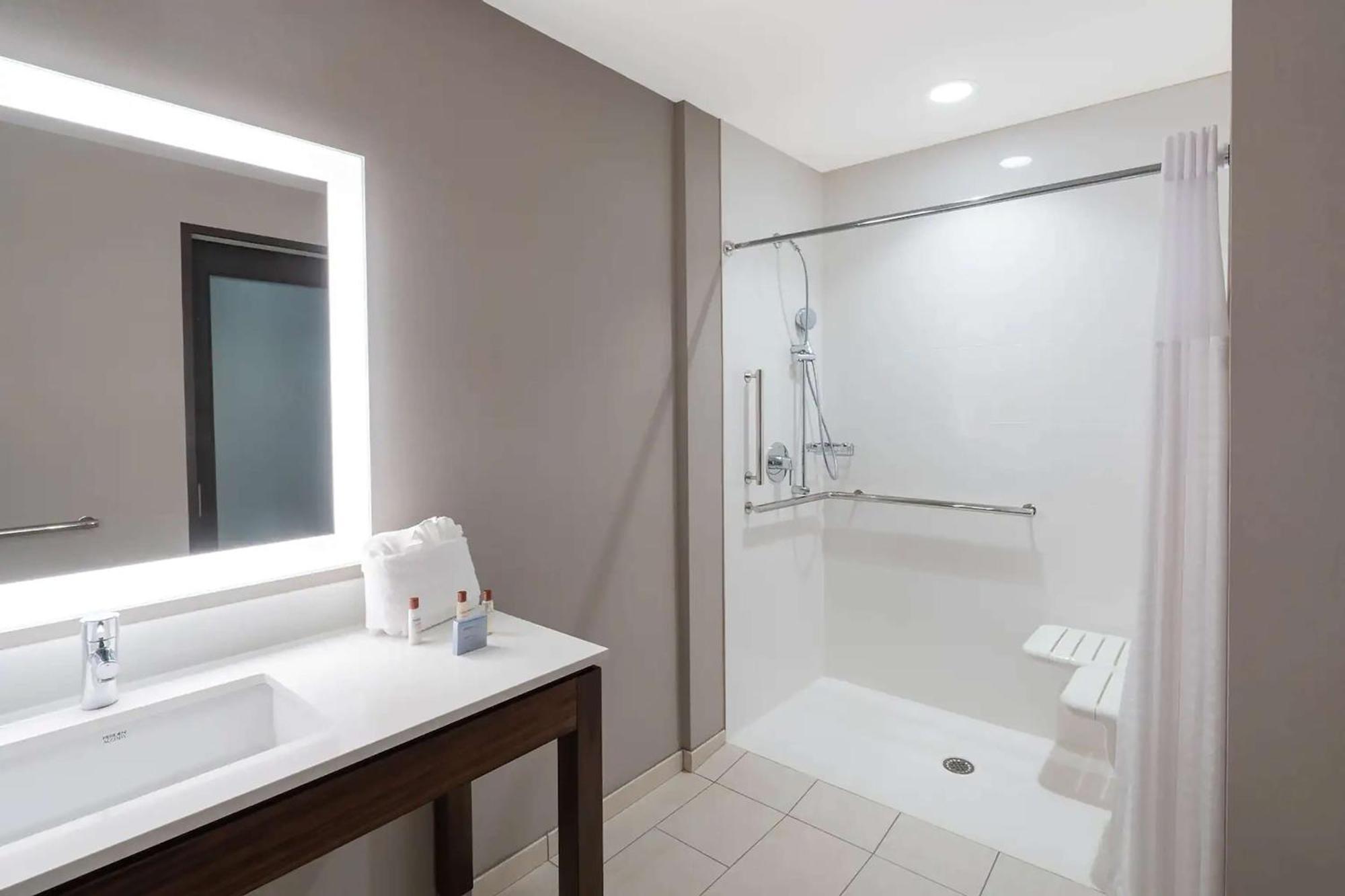 Hampton Inn By Hilton Nashville Airport Century Place Bagian luar foto