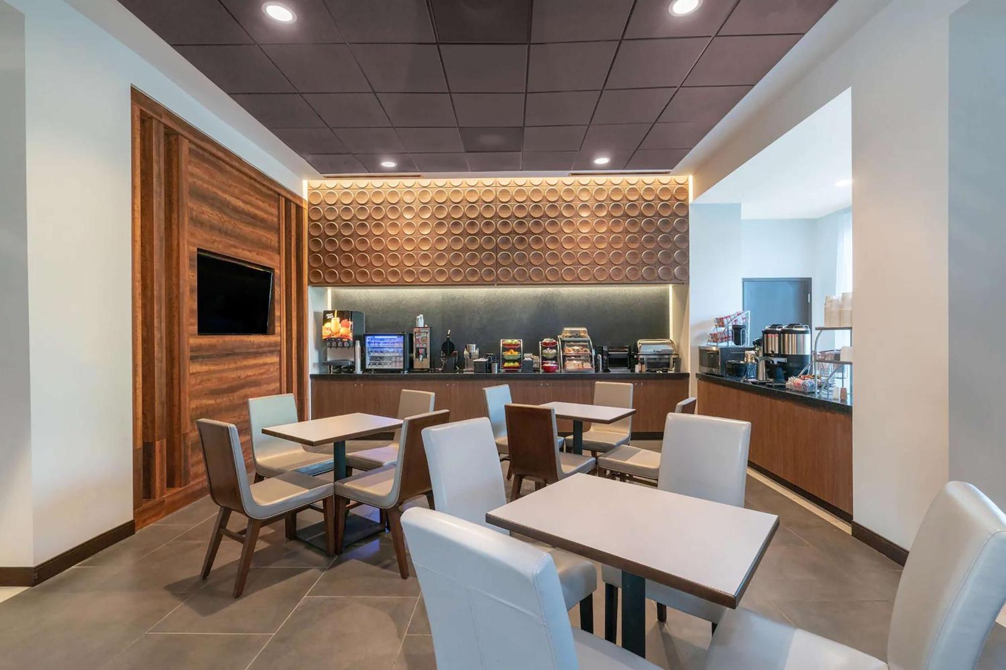 Hampton Inn By Hilton Nashville Airport Century Place Bagian luar foto